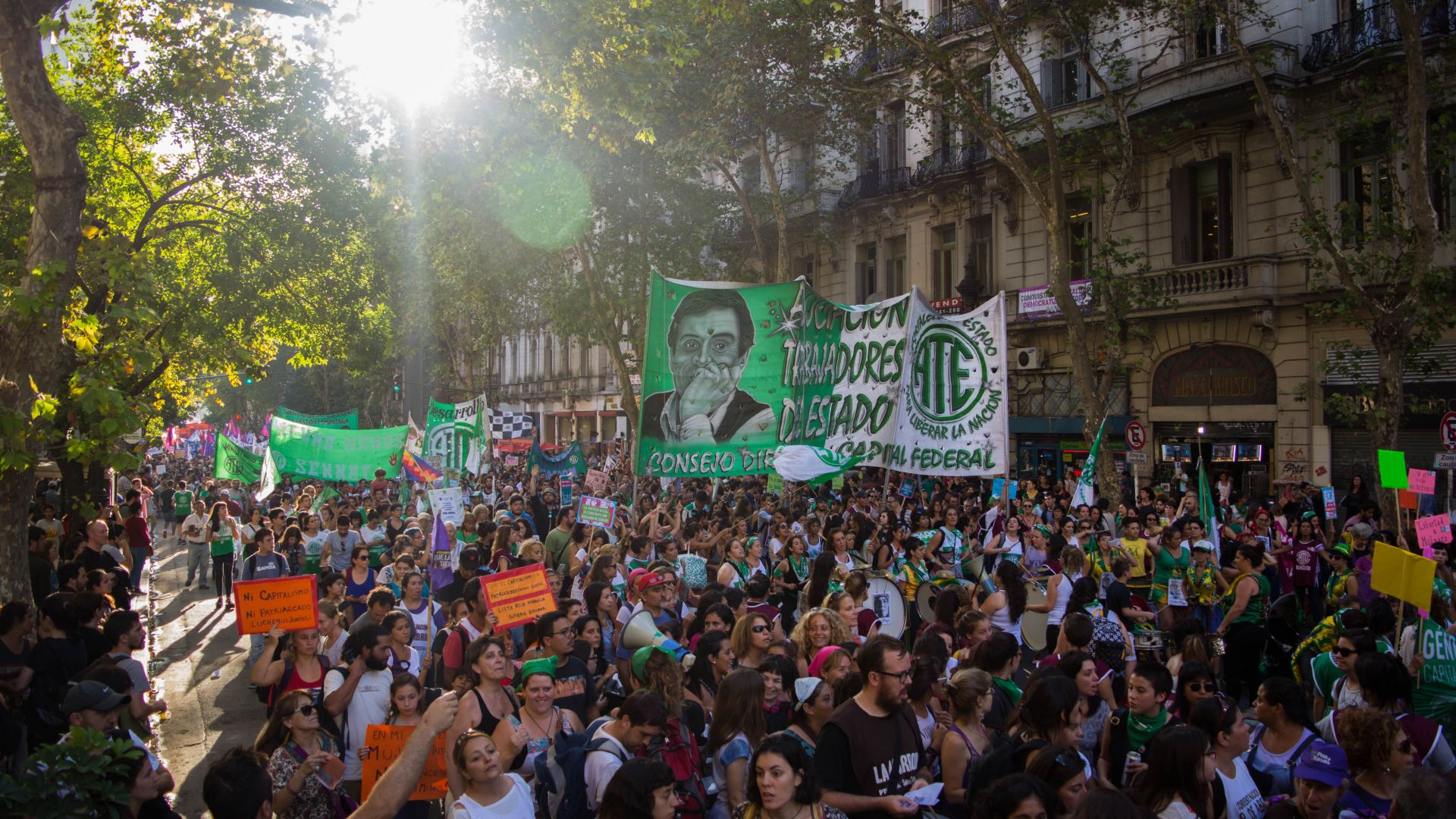 Vivas, libres y con trabajo nos queremos